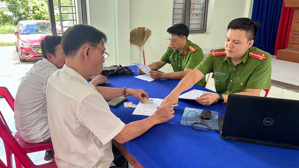 Công an phường Hòa Khánh: Tổ chức điểm tiếp nhận và hướng dẫn các thủ tục hành chính tại khu dân cư
