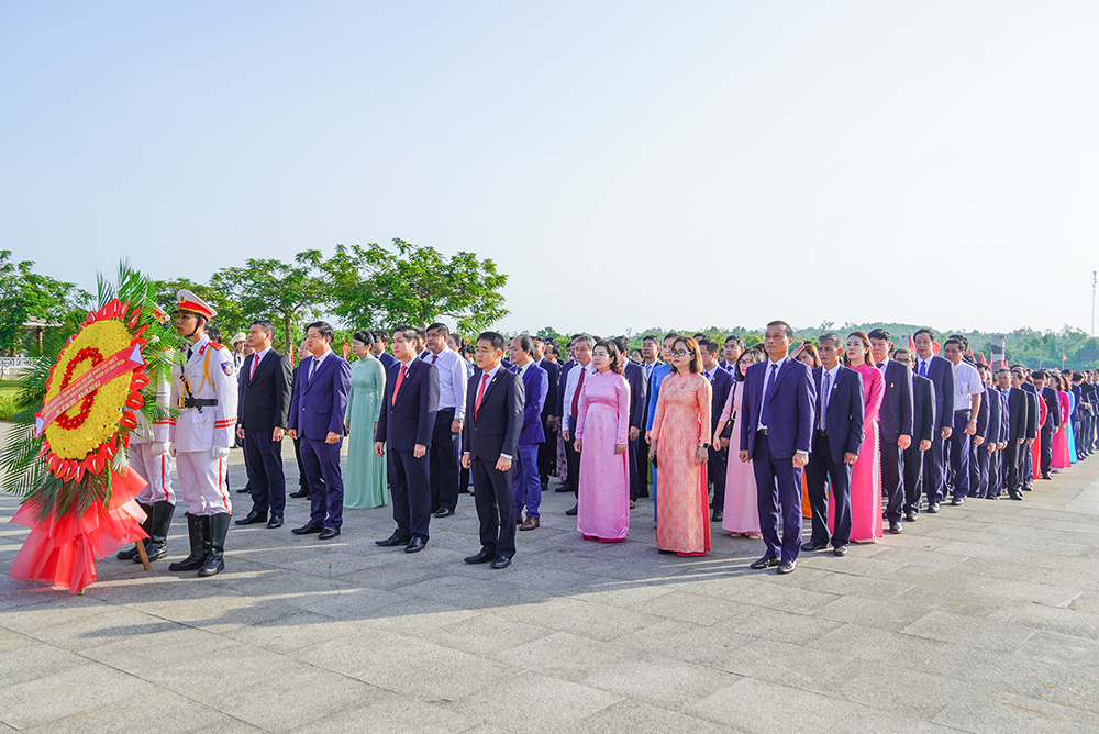 Lãnh đạo thành phố dâng hương Nghĩa trang Liệt sĩ và Tượng đài Mẹ Việt Nam anh hùng