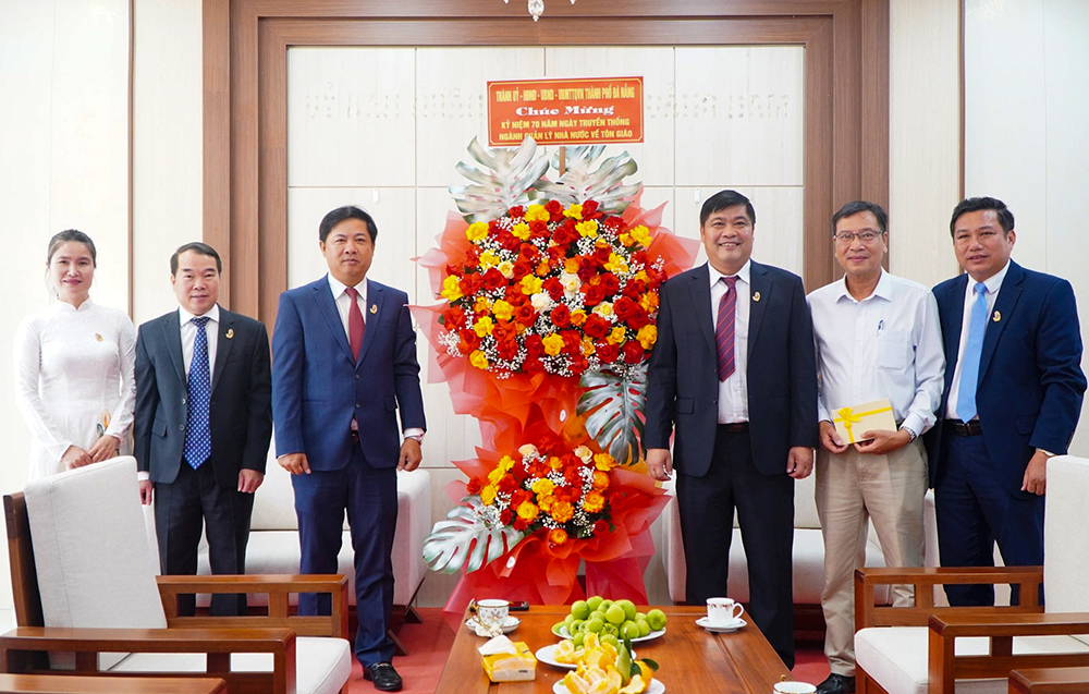 Chủ tịch UBND thành phố Lương Nguyễn Minh Triết thăm, chúc mừng kỷ niệm 70 năm Ngày truyền thống ngành Quản lý nhà nước về tôn giáo