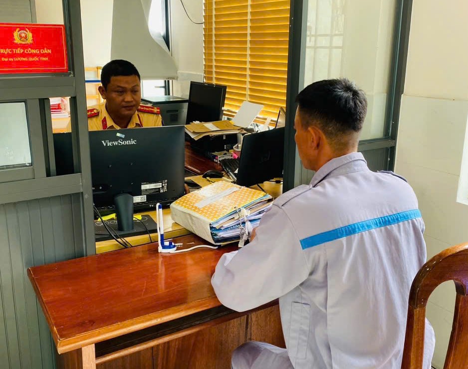 Xử lý nghiêm “quái xế” điều khiển xe máy lạng lách, đánh võng trên đường