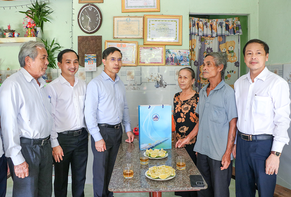 Chủ tịch UBND thành phố Phạm Đức Ấn viếng hương các anh hùng liệt sĩ, thăm tặng quà các gia đình chính sách