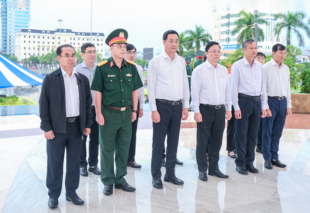 Video: Bí thư Thành ủy Đà Nẵng Lê Ngọc Quang dâng hương tưởng niệm các anh hùng liệt sĩ