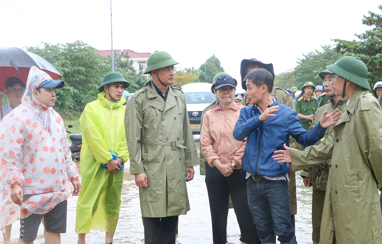 Bí thư Thành ủy Lê Ngọc Quang kiểm tra công tác phòng, chống ngập lụt, động viên người dân vùng lũ Hội An