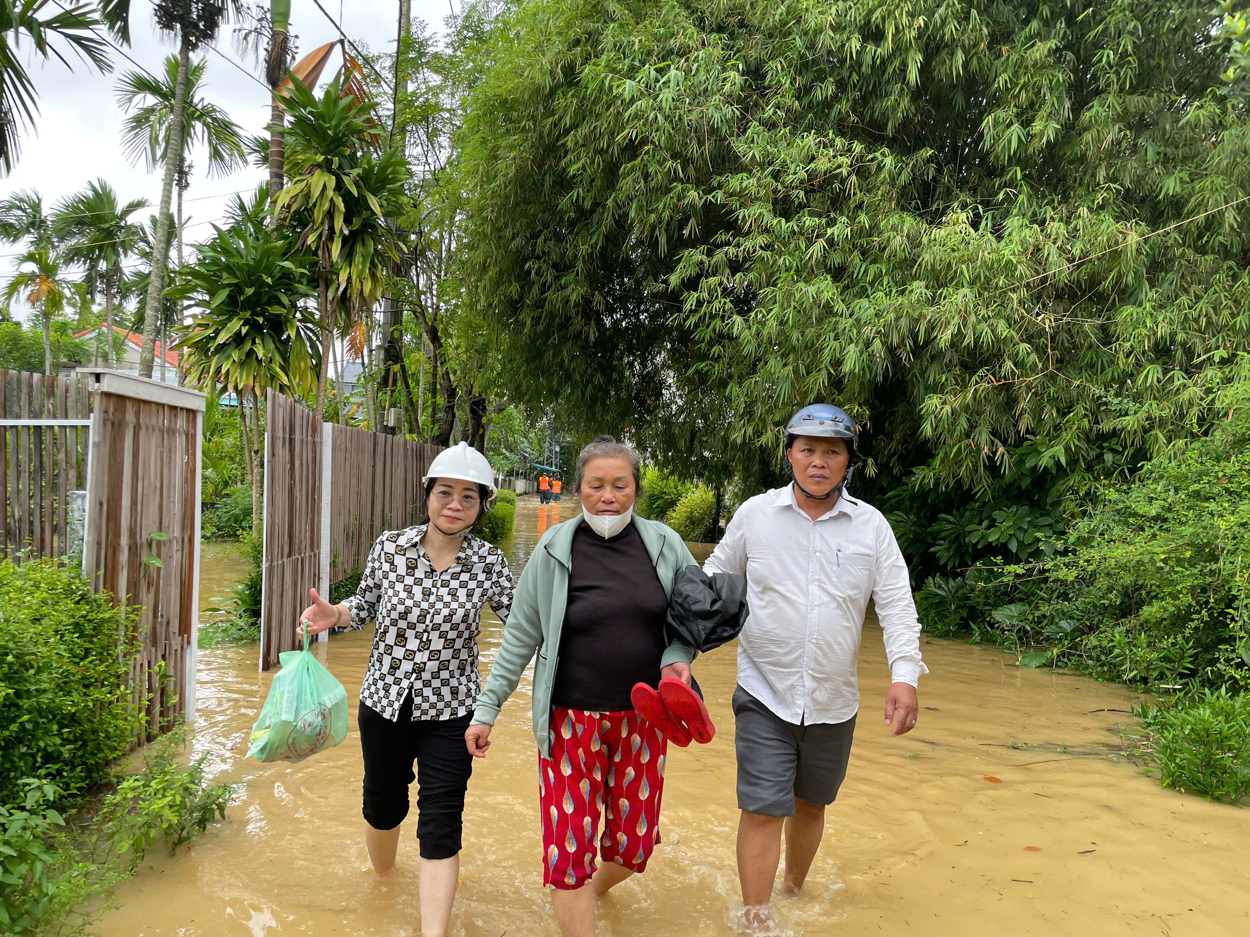 Ngũ Hành Sơn khẩn trương di dời, sơ tán người dân vùng ngập đến nơi an toàn