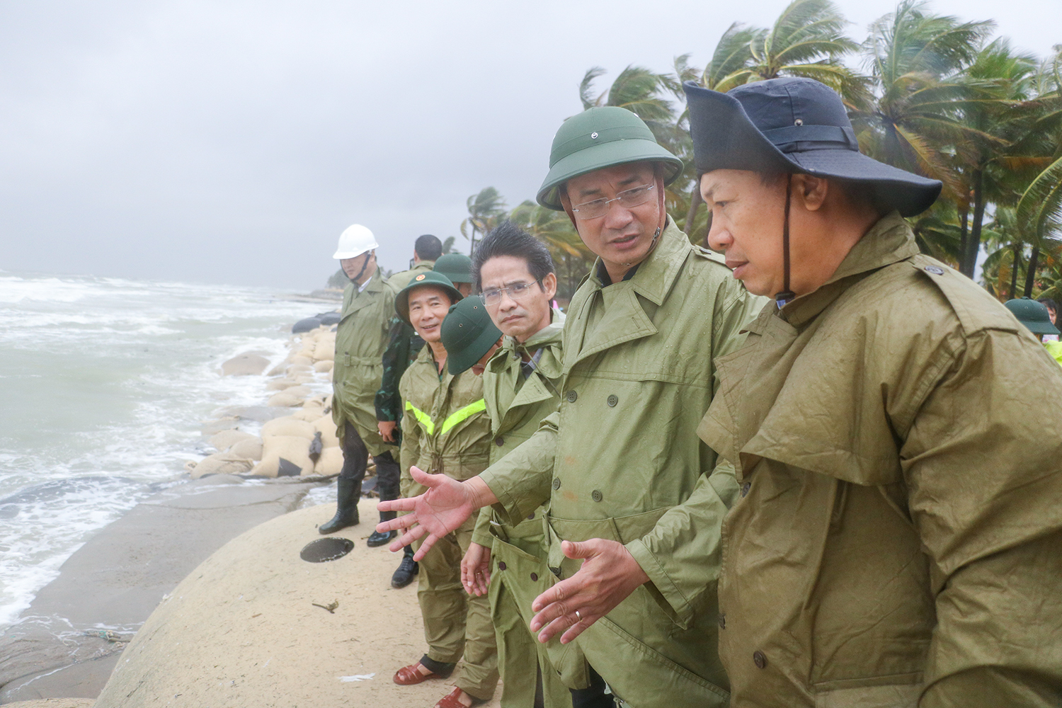 Bí thư Thành ủy Lê Ngọc Quang kiểm tra công tác chống sạt lở bờ biển