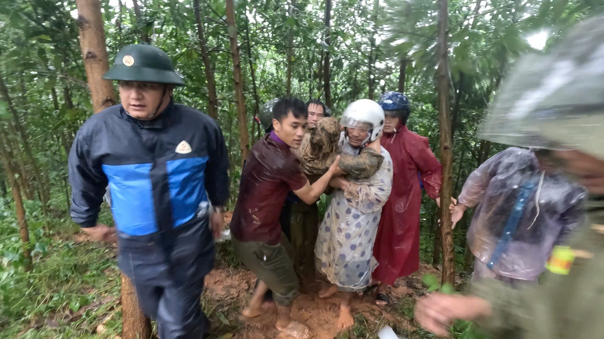 Kịp thời cứu nạn lái xe múc bị vùi lấp khi đang khắc phục sạt lở giao thông