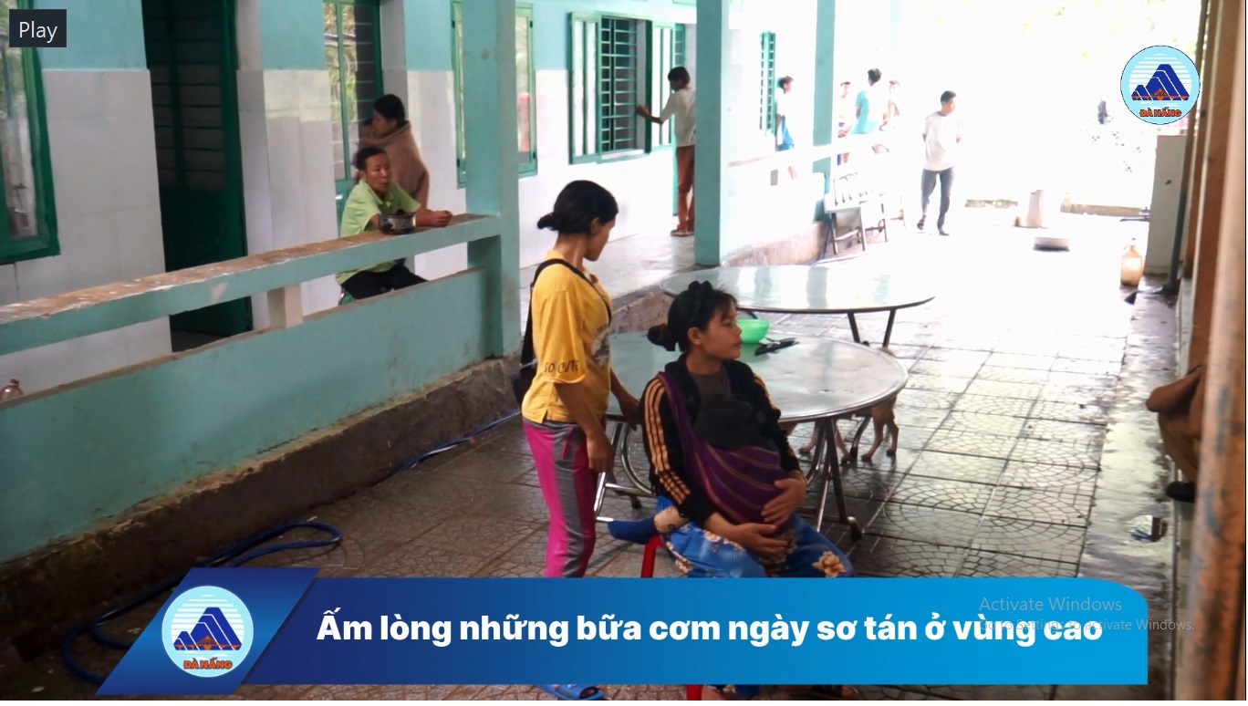 Video: Ấm lòng những bữa cơm ngày sơ tán ở vùng cao