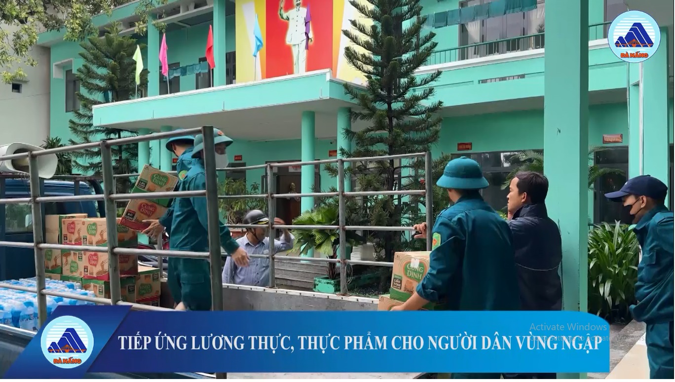 Video: Ngũ Hành Sơn tiếp ứng lương thực, thực phẩm cho người dân vùng ngập