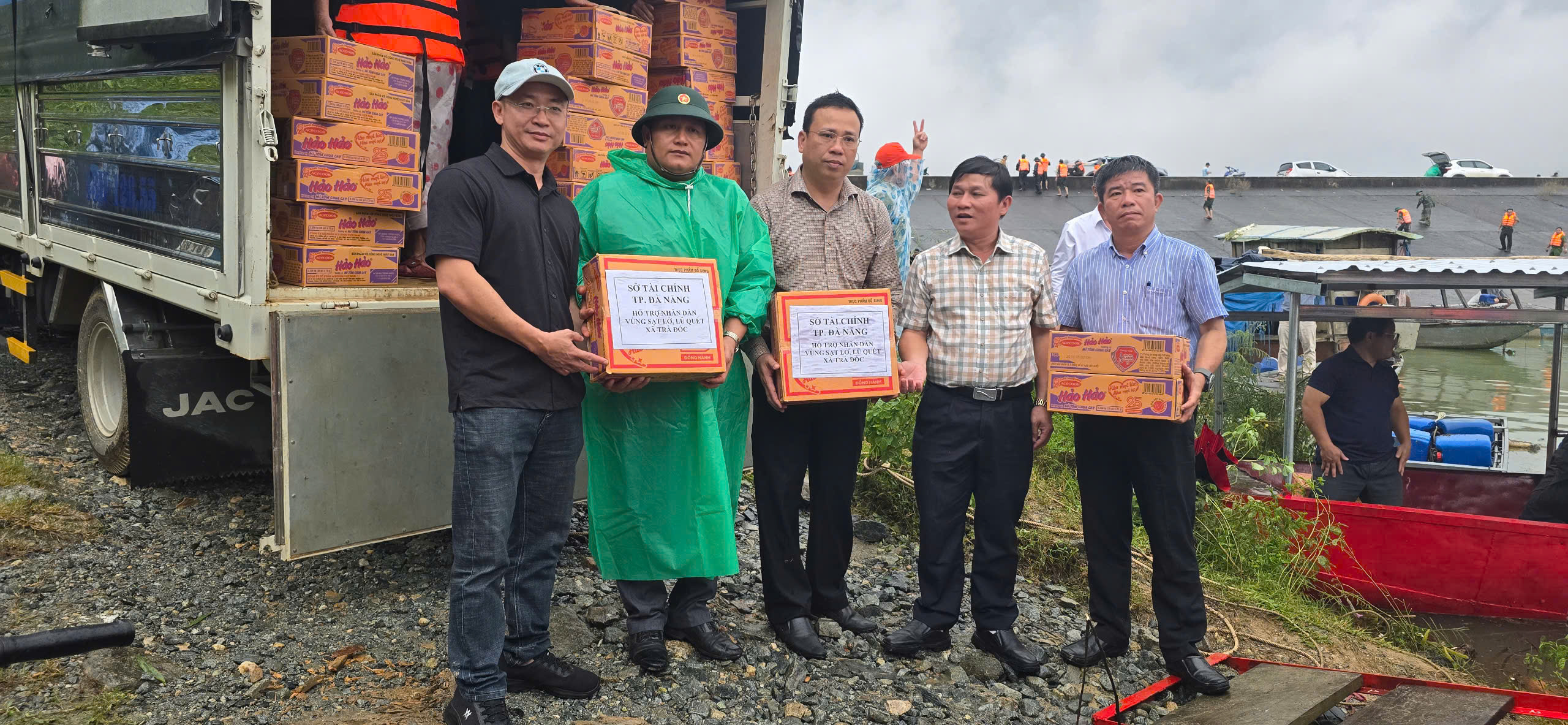 Sở Tài chính hỗ trợ  500 suất quà cho bà con xã Trà Đốc bị cô lập do mưa lũ