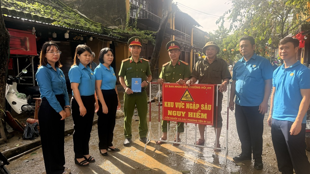 Liên đoàn Lao động thành phố thăm, tặng quà lực lượng ứng trực và người lao động bị ảnh hưởng mưa lũ