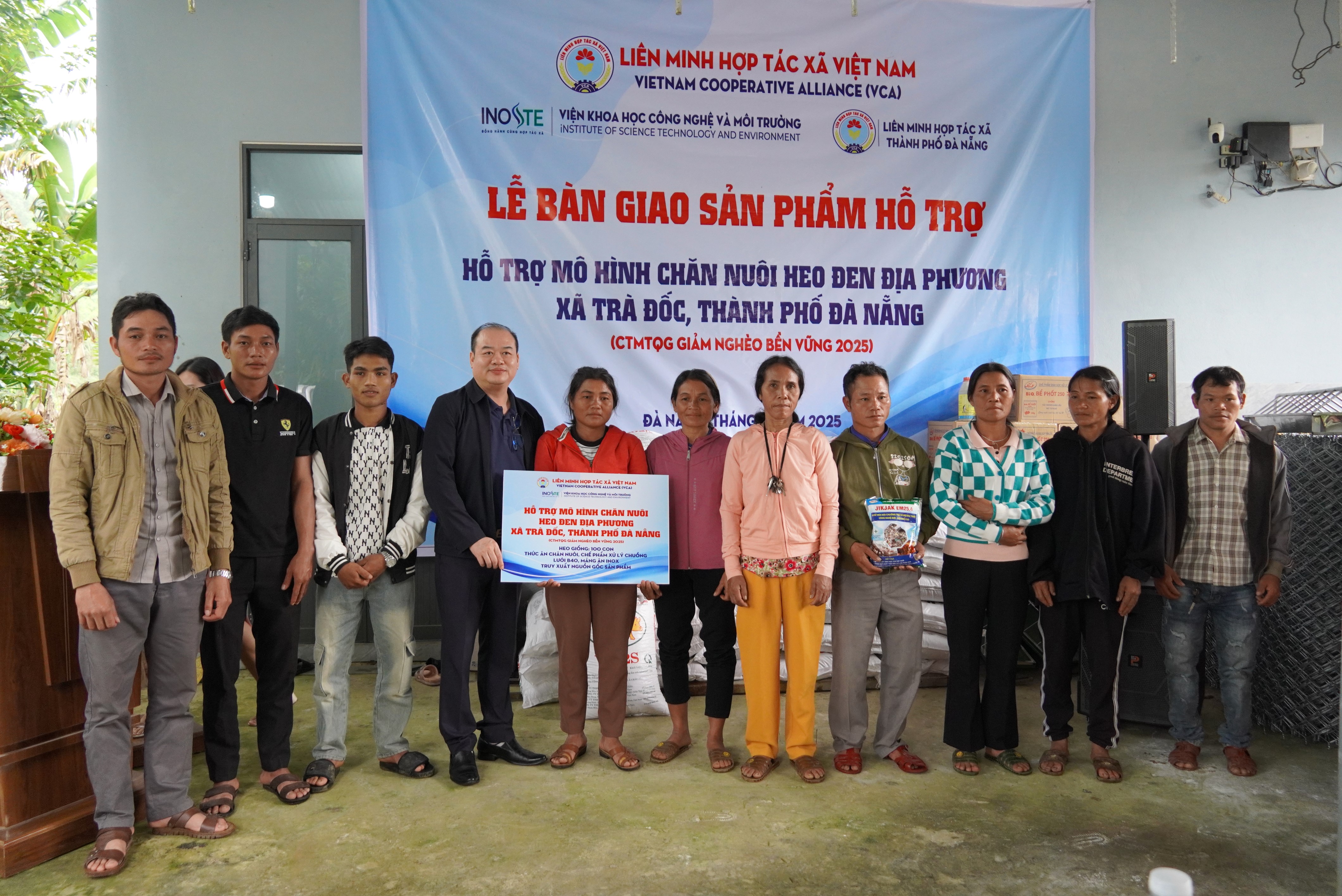 Hỗ trợ hộ nghèo xã Trà Đốc phát triển mô hình chăn nuôi heo đen địa phương