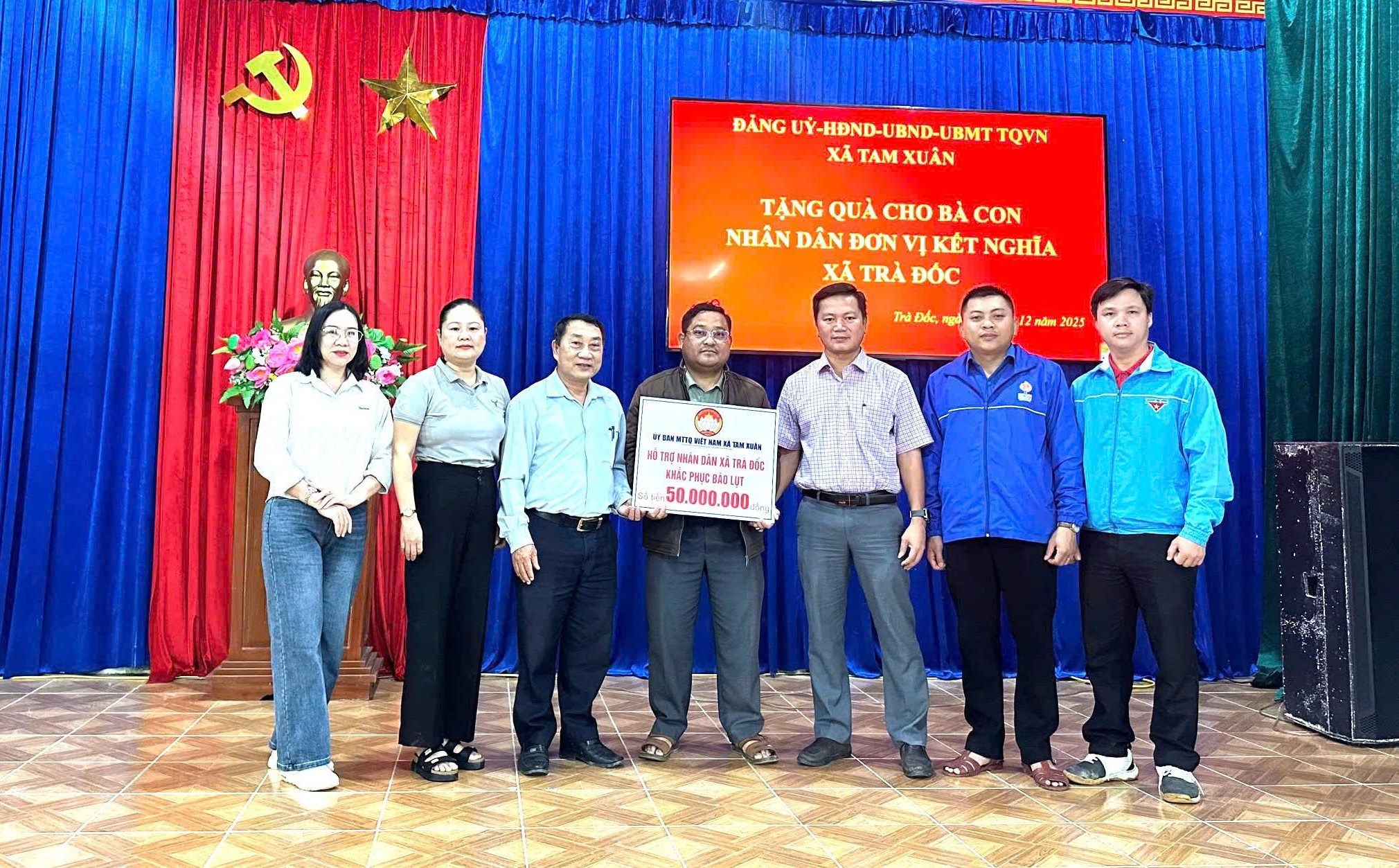 Xã Tam Xuân tặng quà hỗ trợ đợt 2 cho người dân xã kết nghĩa Trà Đốc