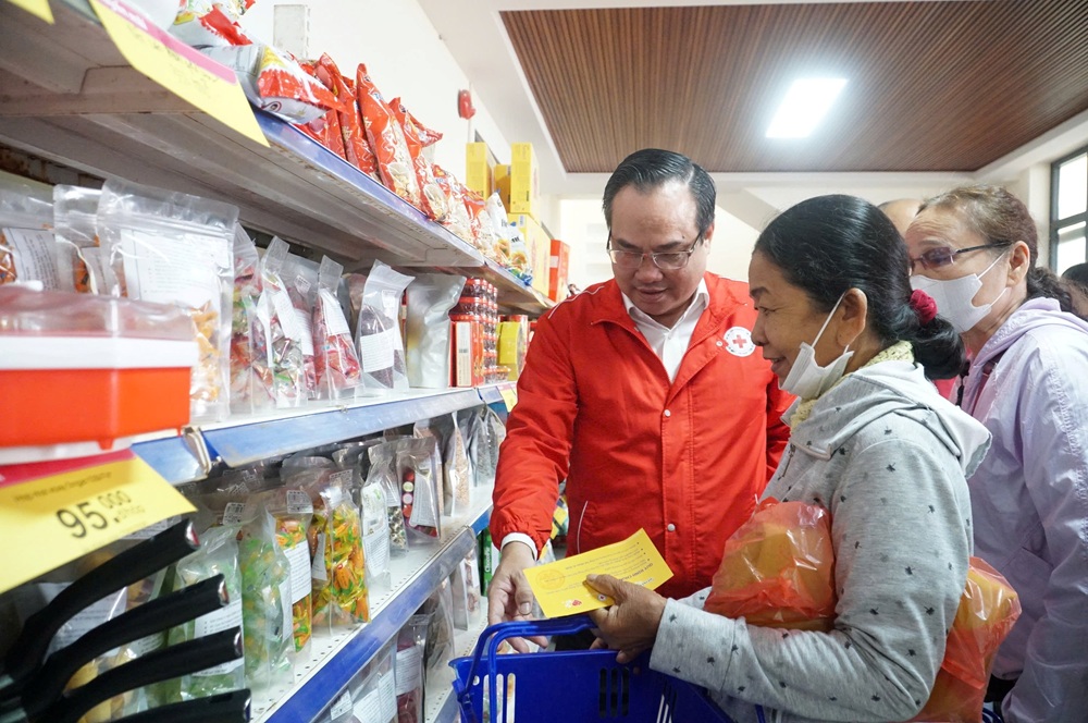 300 hộ nghèo sắm Tết 0 đồng tại “Chợ Tết Nhân ái”