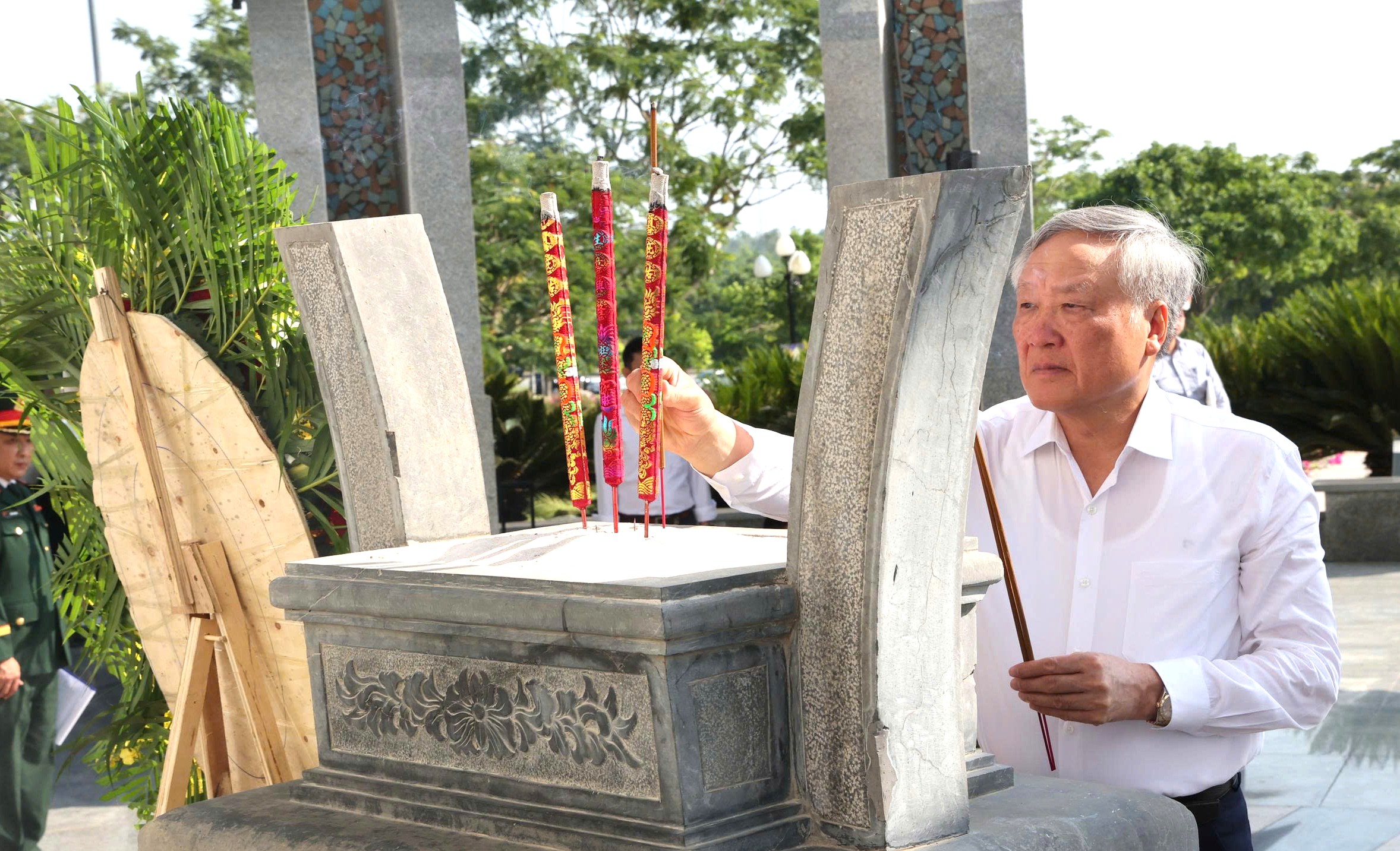 Nguyên lãnh đạo Đảng, Nhà nước dâng hương tri ân anh hùng liệt sĩ và Mẹ Việt Nam anh hùng