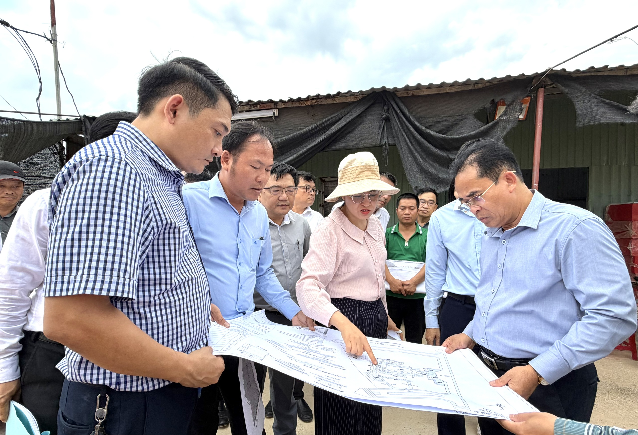Phó Chủ tịch UBND thành phố Trần Anh Tuấn kiểm tra thực tế các dự án trường học