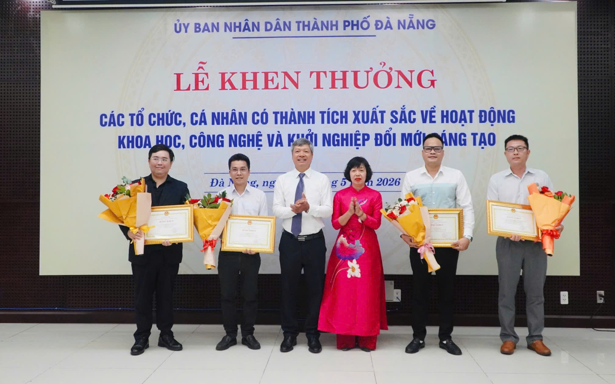 Khen thưởng các tổ chức, cá nhân có thành tích xuất sắc về hoạt động khoa học, công nghệ và khởi nghiệp đổi mới sáng tạo