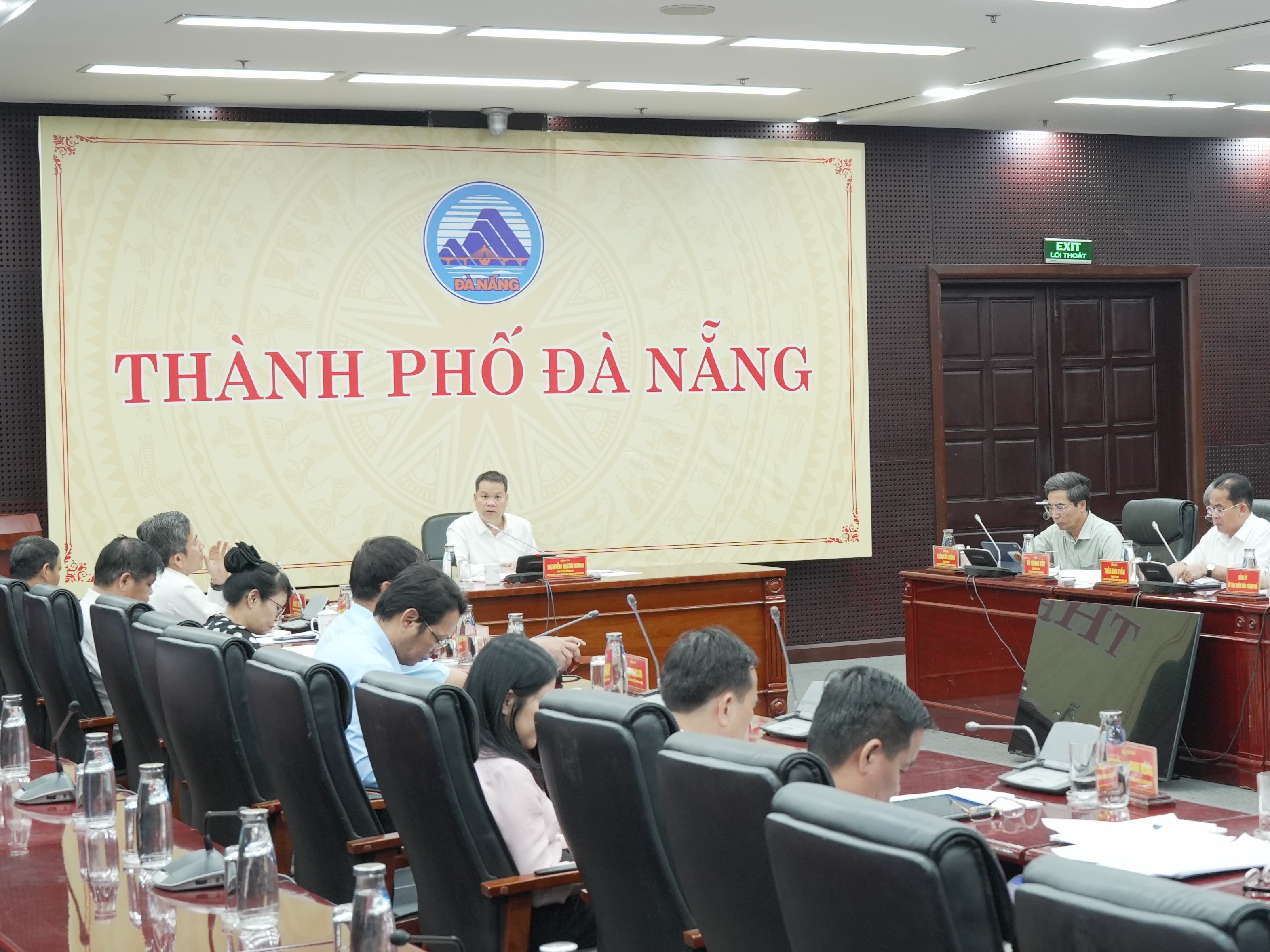 UBND thành phố họp xem xét các nội dung về lĩnh vực đất đai, tài chính