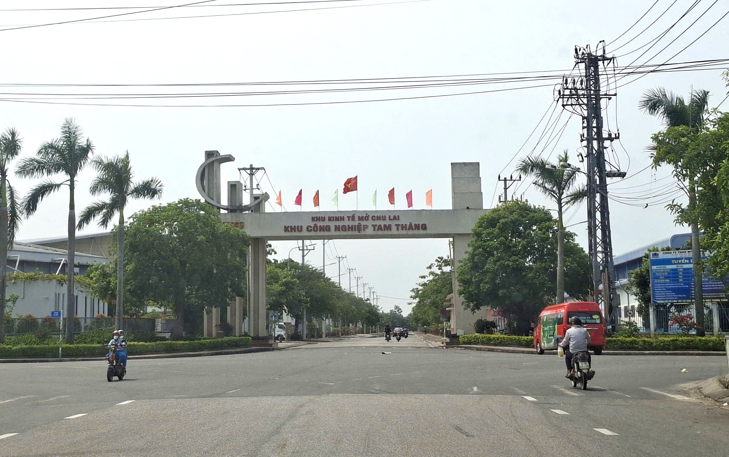 Khẩn trương lắp đặt đèn tín hiệu giao thông tại các nút giao vào Khu công nghiệp Tam Thăng