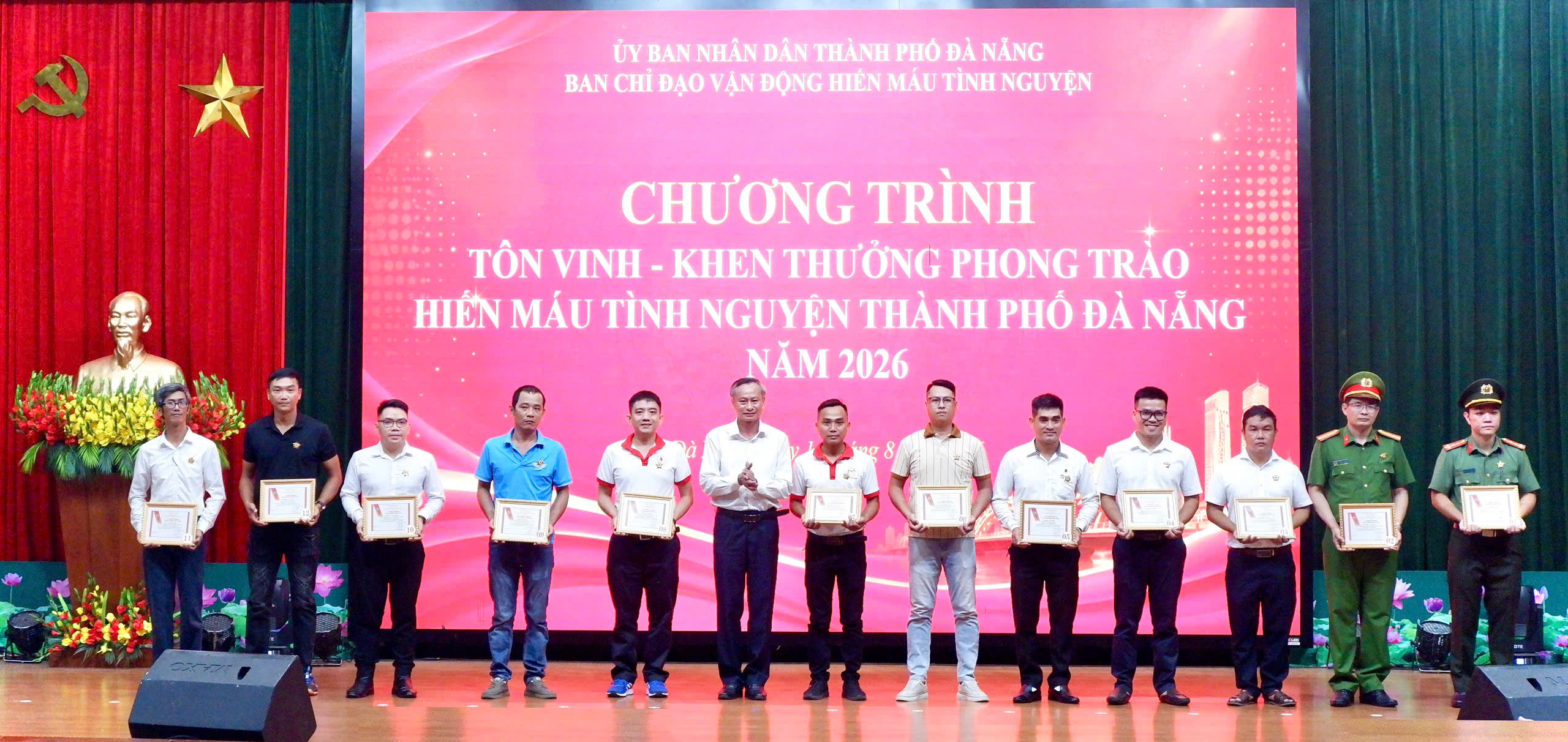 Tôn vinh các tập thể, cá nhân tiêu biểu trong hiến máu tình nguyện