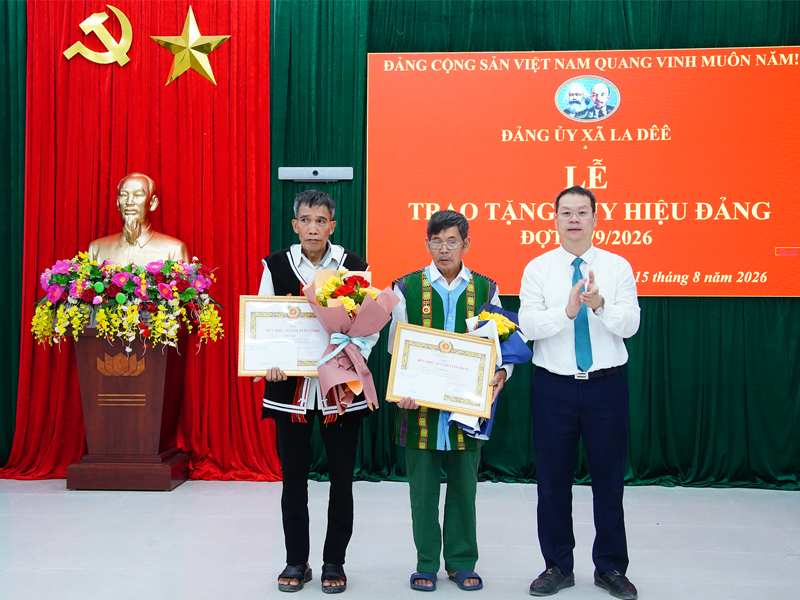 Chủ tịch UBND thành phố Nguyễn Mạnh Hùng trao Huy hiệu Đảng đợt 2-9 cho 5 đảng viên xã La Dêê