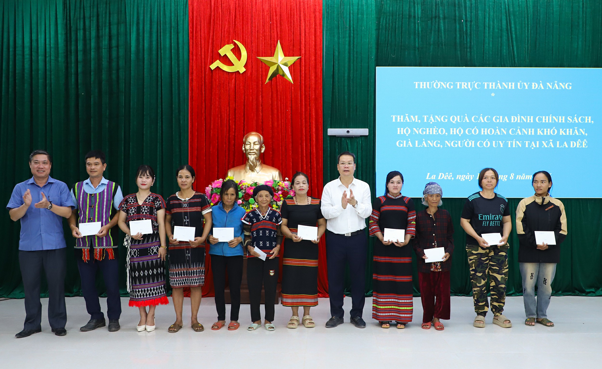 Chủ tịch UBND thành phố Nguyễn Mạnh Hùng thăm cán bộ, chiến sĩ và đồng bào vùng biên giới