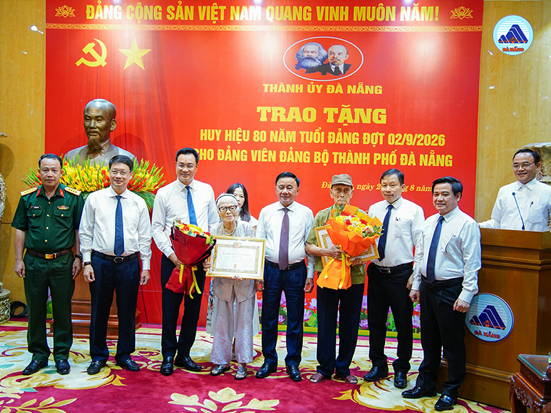 Thường trực Ban Bí thư Trần Cẩm Tú trao Huy hiệu 80 năm tuổi Đảng tại Đà Nẵng